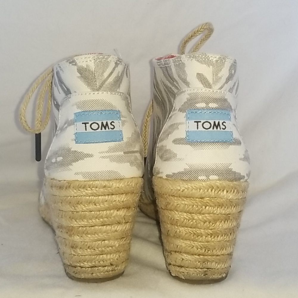 Toms - Picture 3 of 8